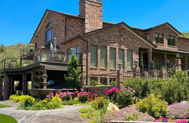 Spacious mountain retreat w/incredible views, hot tub, gym & great location