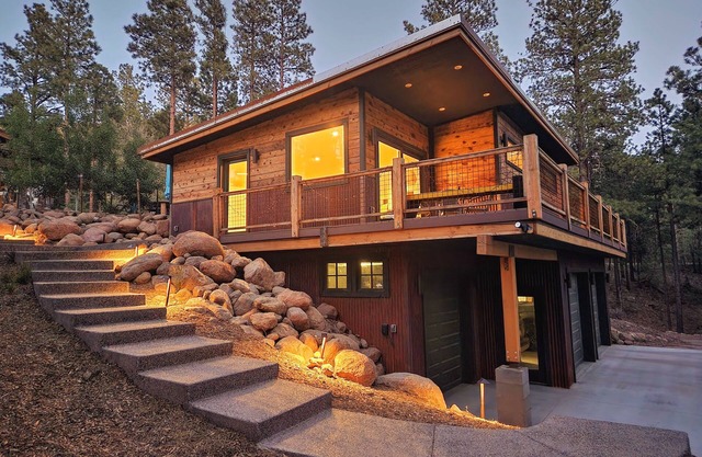 Spacious new guest house in the pines (sunshine and trails)