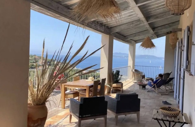 Spacious panoramic house with calm sea view in Le Pradet, 4 minutes walk from the beach