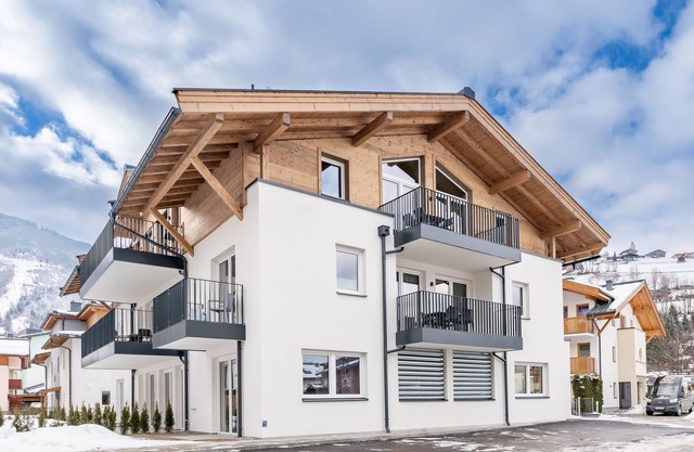 Spacious penthouse overlooking the glacier