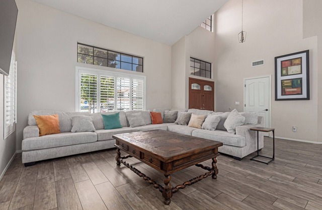 Spacious Resort like 4-bedroom House with fitness room, pool,BBQ- huge backyard