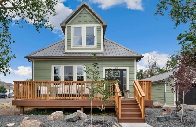 Spacious Retreat Downtown Location with Game Room
