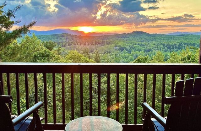 Spacious Retreat~ Hot Tub~ Stunning Views~ Game Room