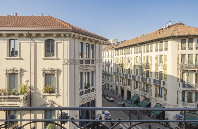 Spacious room in elegant period building with private bathroom close to the center