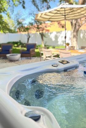 Spacious Sandy Home with Hot Tub & Game room near Ski resorts Park City & Down Town