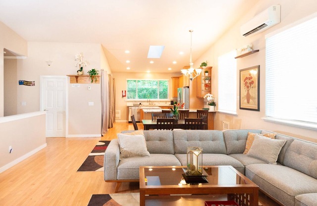 Spacious Seattle Duplex Home for Families and Pets!