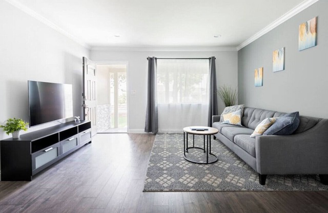 Spacious Sleek New Home in Azusa w/2 King Beds, 2 Luxurious Baths, Full Kitchen, and Gated Parking Spot.