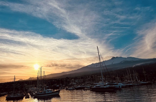 Spacious stay 5 mins from the sea, between Etna & Taormina, free Wi-Fi & parking