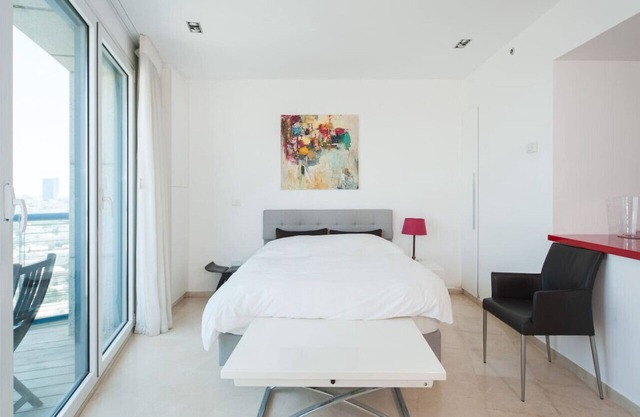 Spacious Studio Apt w Sea View 2 min from Beach