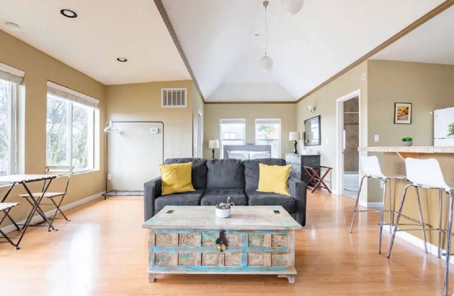 Spacious Studio Apartment Minutes from Downtown, Private Parking