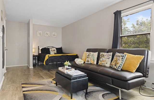 Spacious Studio Apt/Sleeps 2/Extendedstays/Work or Vacation/FREE Wifi & Parking