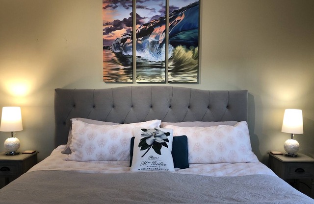 Spacious Studio with Private Entrance in a Large House, Nestled in the Trees.