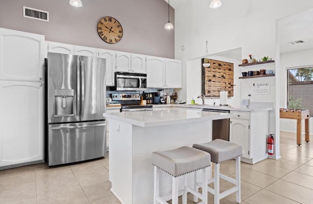 Spacious stunning ranch house, hot-tub and private basketball court, near WestWorld, TPC