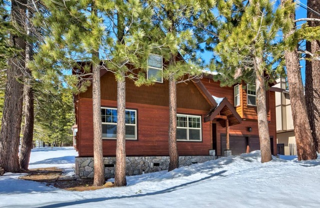Spacious Tahoe Chalet Downstairs living, family room and more!