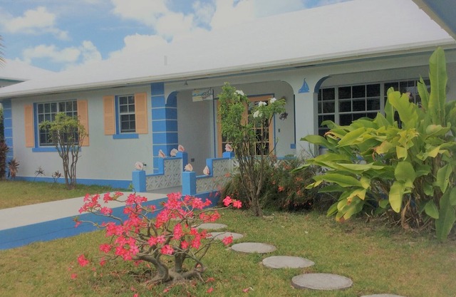 Spacious villa - 1- minute to pristine beach, dock - Free, kayak, SUP, bikes