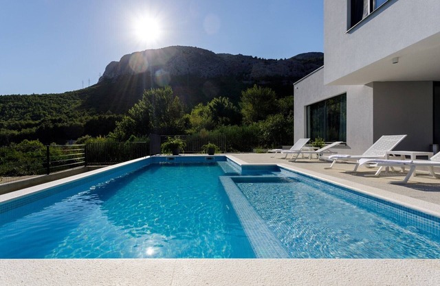 Spacious Villa Elia with 9m x 4,5m pool with hydromassage, table tennis, fully airconditioned, free WiFi