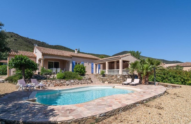 Spacious Villa in Roquebrun with Swimming Pool