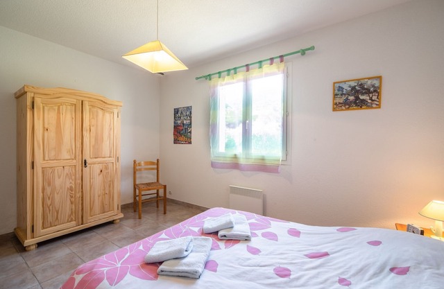 Spacious Villa in Roquebrun with Swimming Pool