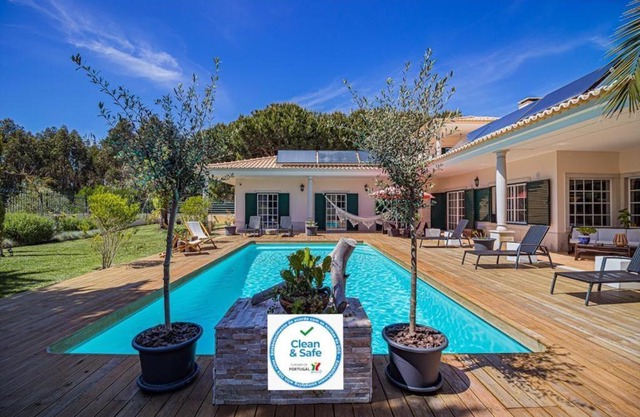 Spacious villa in Sesimbra with a private year-round pool