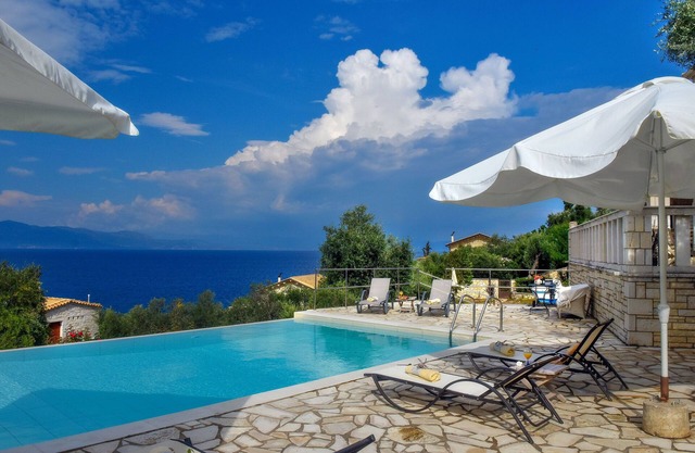 Spacious, villa Ionia directly the sea.