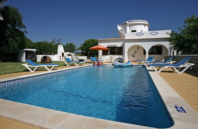 Spacious villa,salt water swimming pool, perfect relaxing holidays in Carvoeiro