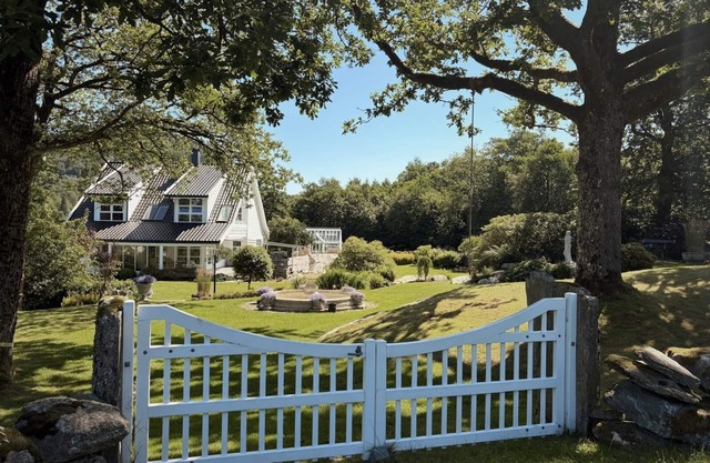 Spacious Villa w/Boat, Greenhouse & 4,000 m² Garden w/Majestic Oak Trees