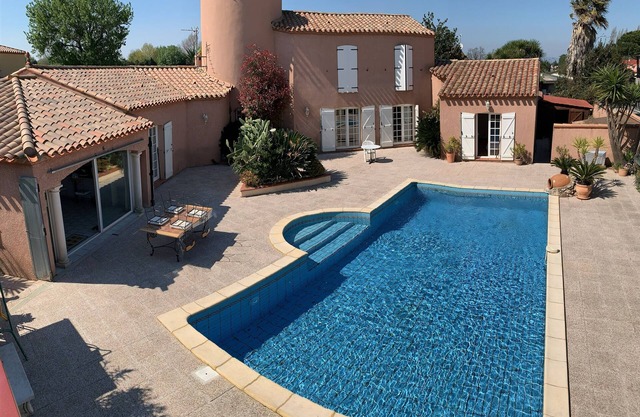 Spacious villa with pool, garden, billiards &baby-foot 12/14 pers
