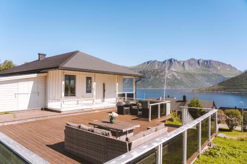 Spacious Waterfront Gem - Panoramic View - Terrace