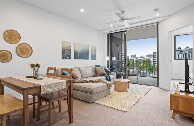 Spacious West End Apartment with Pool & BBQ Access