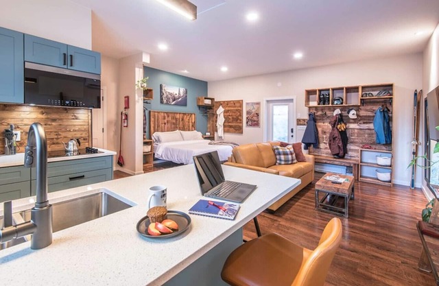 Sparkling NEW Rossland Midtown Studio Apartment