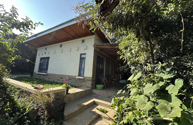 Sparrow Nest Cottage: Peaceful garden oasis hidden under the slopes of Mt Kenya.