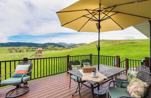 Spearfish Retreat w/Fireplace + Mountain Views!