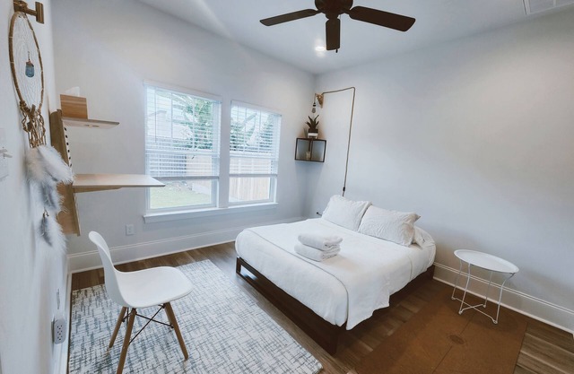 SPECIAL SUMMER PRICING: Stylish 2BR/2BA. Bright, Comfy, Clean. Midtown w/Yard