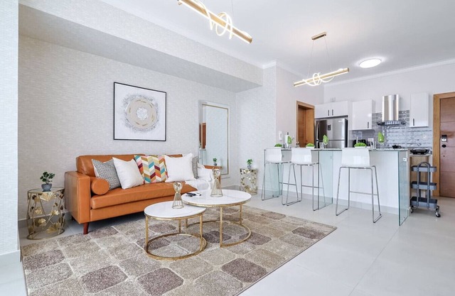 Spectacular, Centric 1BR Apt, King Bed, Pool Gym, Beautiful Social Area Near All