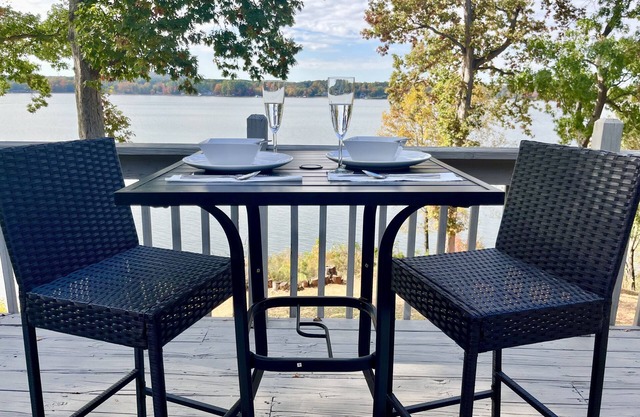 Spectacular Lake Oasis + Private Beach + Firepit