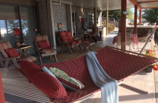 Spectacular LAKEVIEW- Massive cov’d HOT TUB patio -totally private-walk to beach