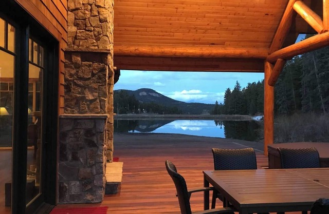 Spectacular Log Home with Private Lakefront, Hot Tub, Firepit & Views in the MTN