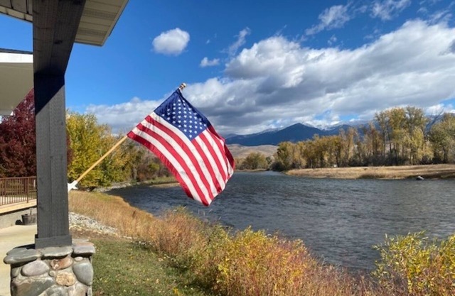 Spectacular Riverfront guest house with unparalleled river & mountain views!