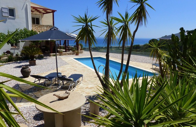 Spectacular sea views and a lovely pool - charming villa near long sandy beach!