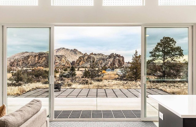 Spectacular Smith Rock Views on Property - Quiet and Modern w/King Beds