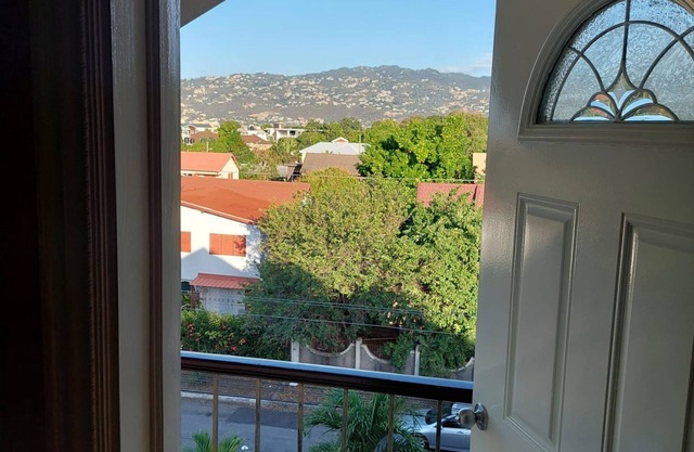 Spectacular view 3-bedroom Apt. in a gated community with AC, & WiFi, Kingston.