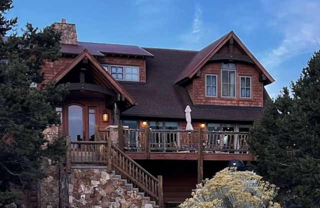 Spectacular views from rooms, deck & hot tub. Walk to historic downtown Basalt!