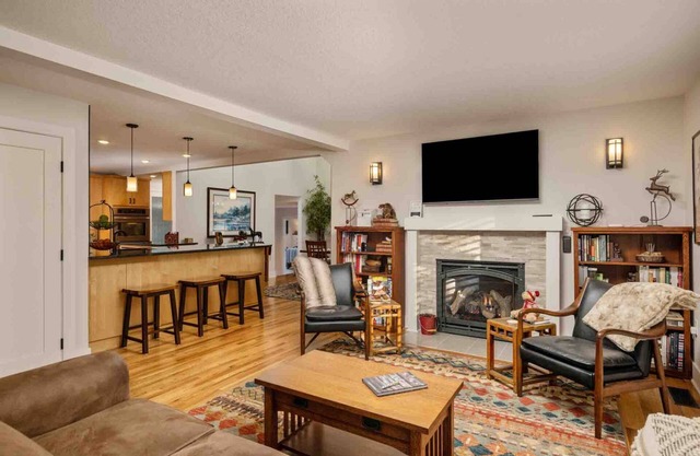 Spectacular Villa on 25 Acre Orchard, Pergola w/Fireplace, Private Hot Tub, Pet Friendly, BBQ