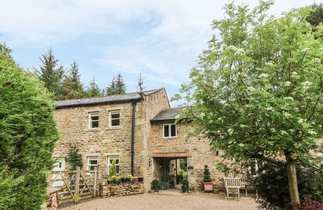 SPEN HOUSE, pet friendly, luxury holiday cottage in High Bentham