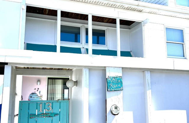 Spend a fun, fabulous week at this wonderful, colorful, oceanfront townhouse!