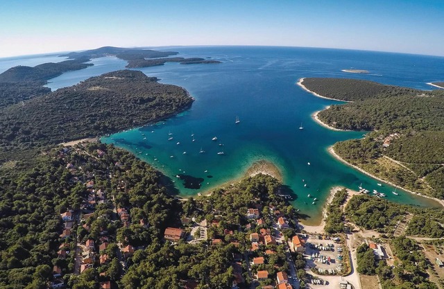 Spend a relaxing holiday in this holiday home on the island of Mali Loinj.