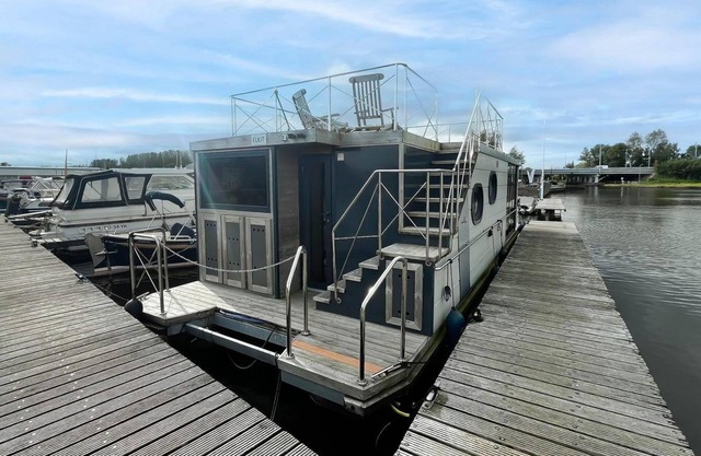 Spend the night on a houseboat with a view of the Uitgeester lake.