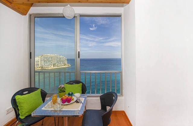 Spinola Bay Seafront 3-bedroom Apt with large seafront terrace