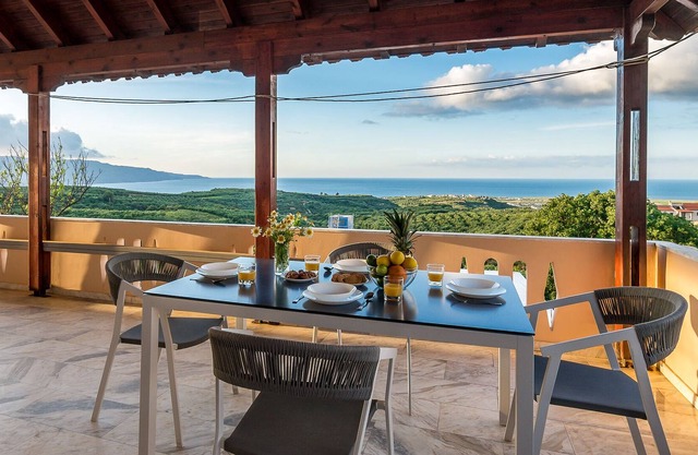 Splendid Flat with View & Pool, minutes to Sea