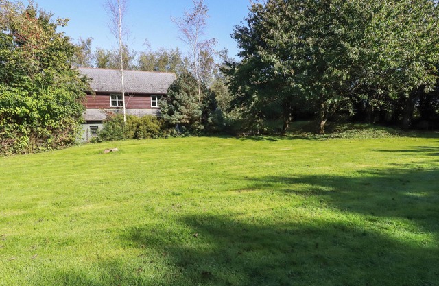 SPRING PARK FARMHOUSE, pet friendly, with hot tub in Launceston